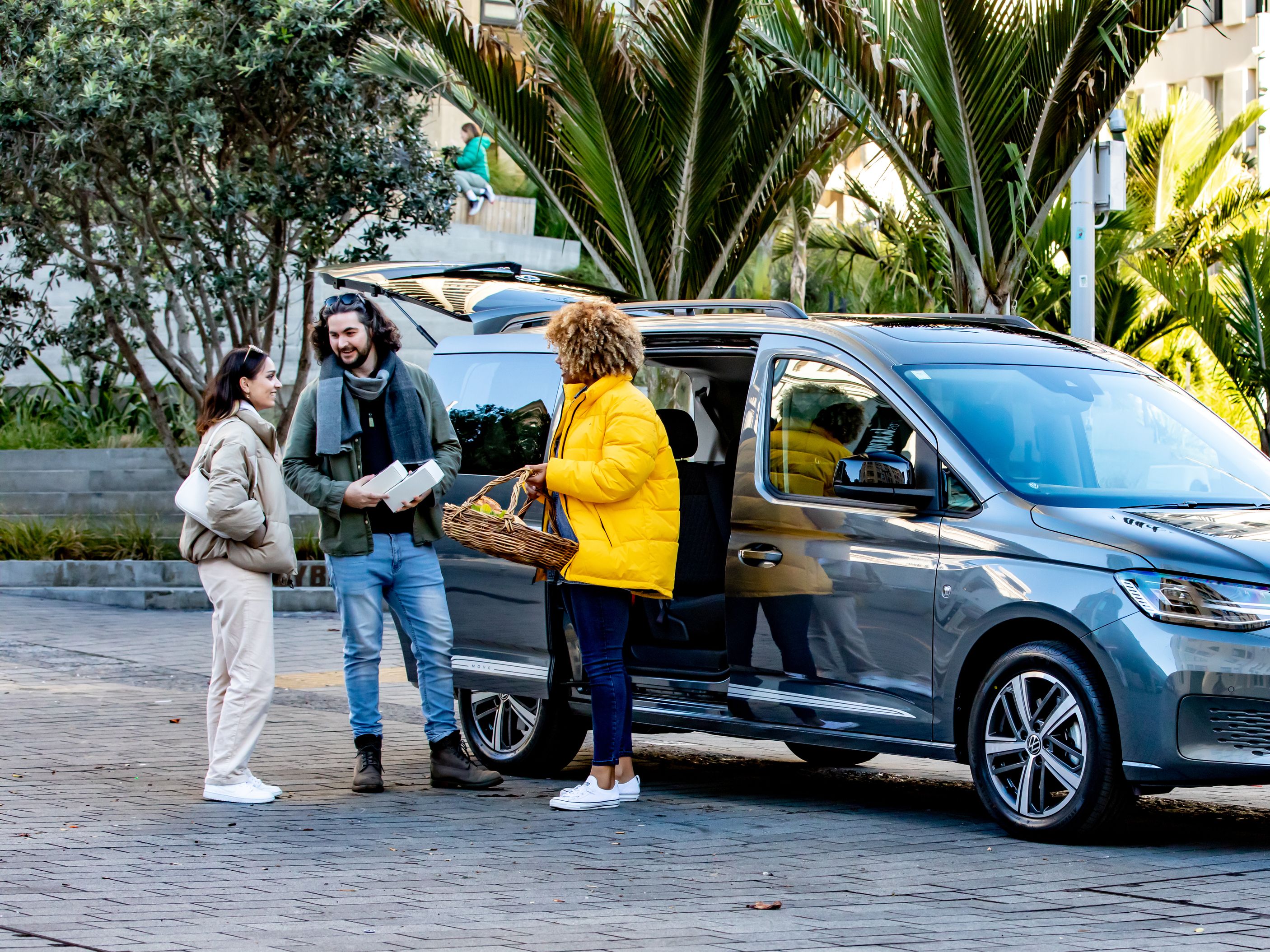 Ljudje pred VW Caddyjem