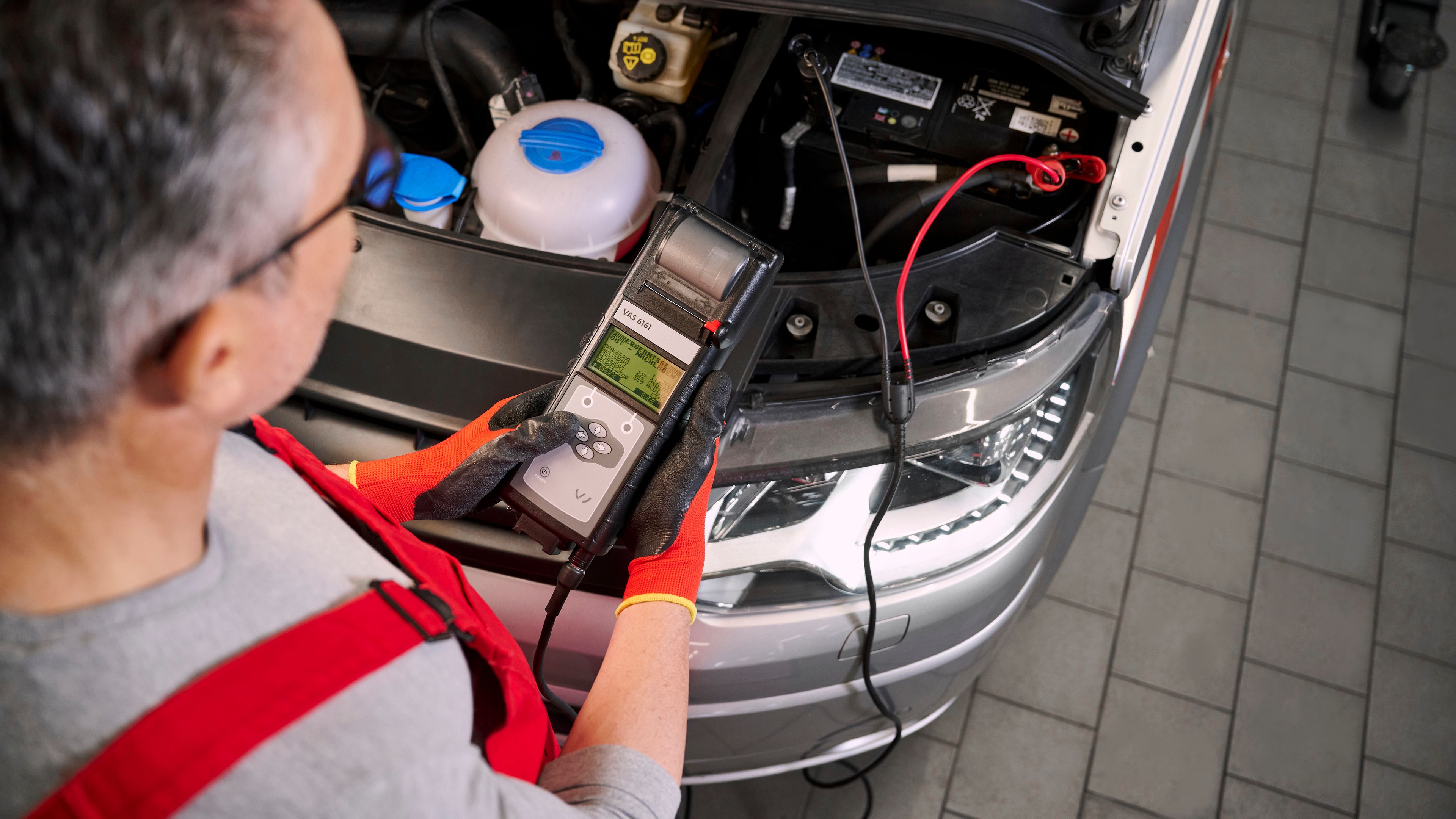 Servisni tehnik preverja stanje akumulatorja