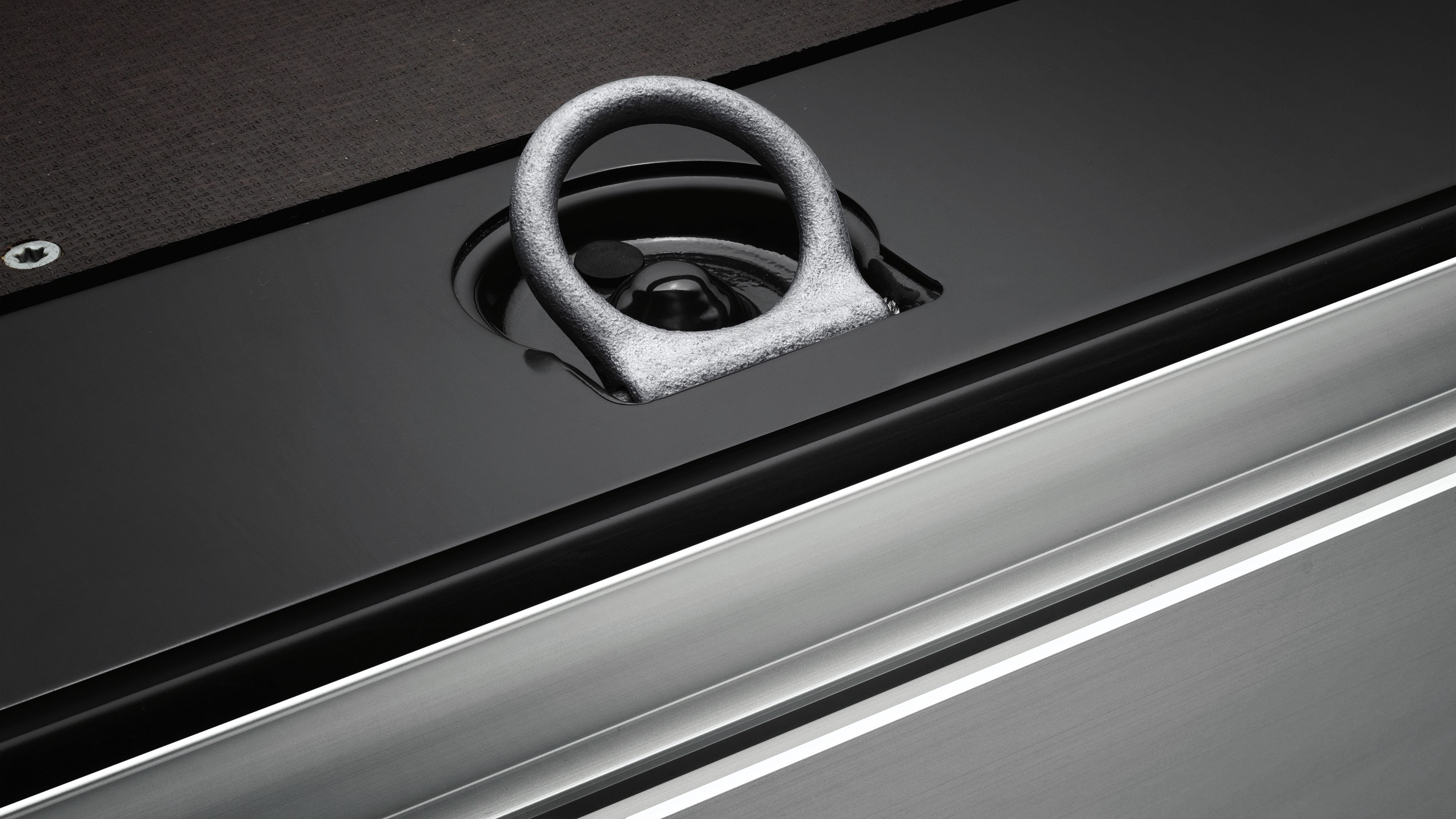 Die Verzurrschienen und -ösen im Laderaum des Crafter Kastenwagen von Volkswagen Nutzfahrzeuge.