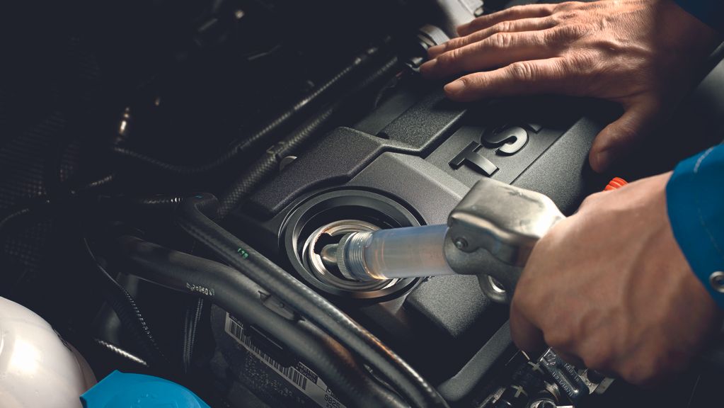 Motoröl wird in Motor gefüllt
